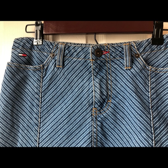 Retro Tommy Hilfiger denim skirt. SIZE 5 - Picture 4 of 7